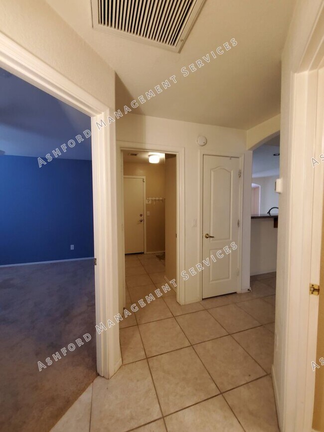 Building Photo - PINNACLE HILL RENTAL WITH MTN VIEWS, FIREP...
