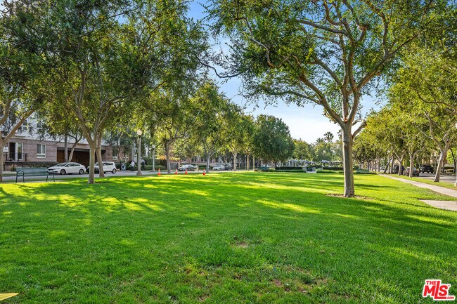 Building Photo - 6400 Crescent Prk E