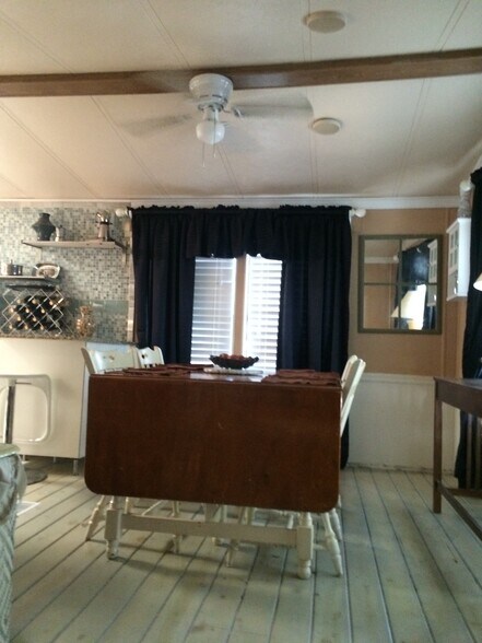 Dining area - 3000 Clarcona Road