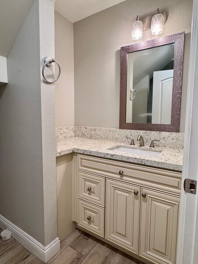 Building Photo - Beautiful remodeled 3 bedroom townhome in ...