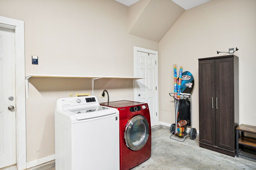 Building Photo - 6226 Thomas Dr