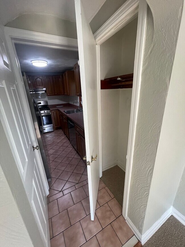 Building Photo - Townhouse on Spacious Corner Lot