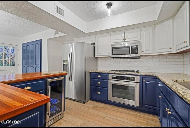 Building Photo - 5233 White Oak Dr