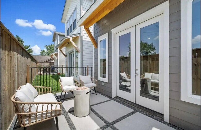 Building Photo - 3703b Bolin Rd