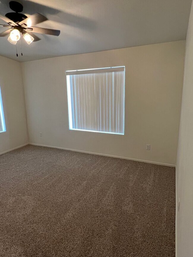 Building Photo - 4 BEDROOM HOME!