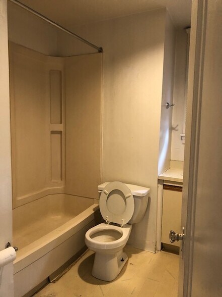 Building Photo - 385 Ives St