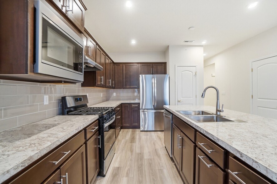 Building Photo - 1242 Fairstone Dr