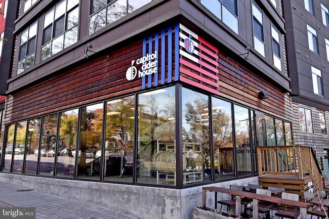 Building Photo - 625 Park Rd NW