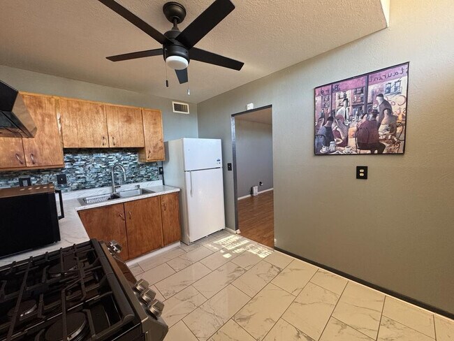 Building Photo - 4501 Pine Tree Dr