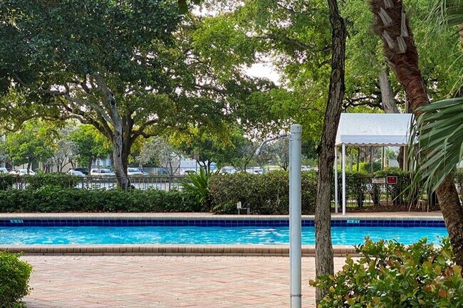 Building Photo - 3051 S Palm Aire Dr