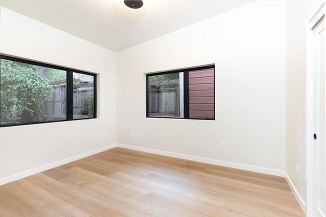 Building Photo - Private, Elegant and Sophisticated Westsid...