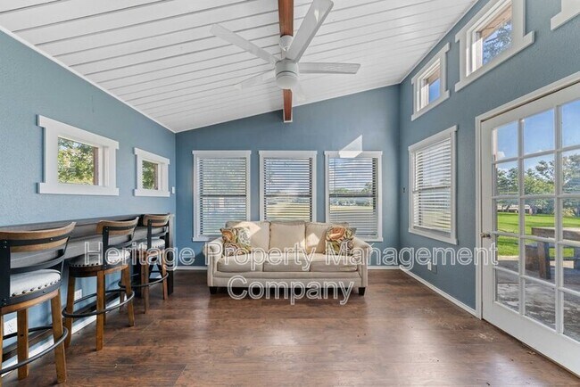 Building Photo - 1174 Mooncrest Dr