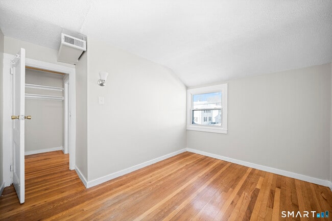 Building Photo - 8 New Hampshire Dr