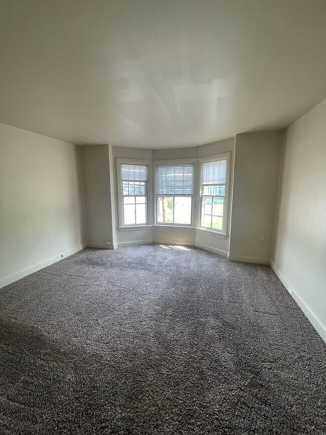 Building Photo - 3 Bedroom Single Family Home in Harrisburg!