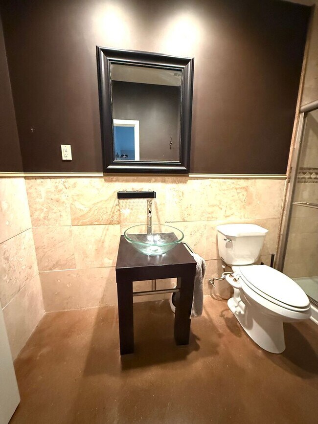 Building Photo - LOCATION!  Close to the outlet Malls and D...