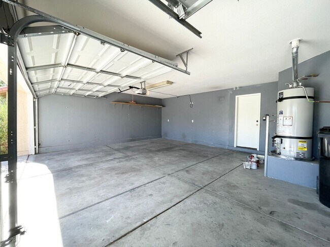 Building Photo - Beautiful 2 story 3 car garage single fami...