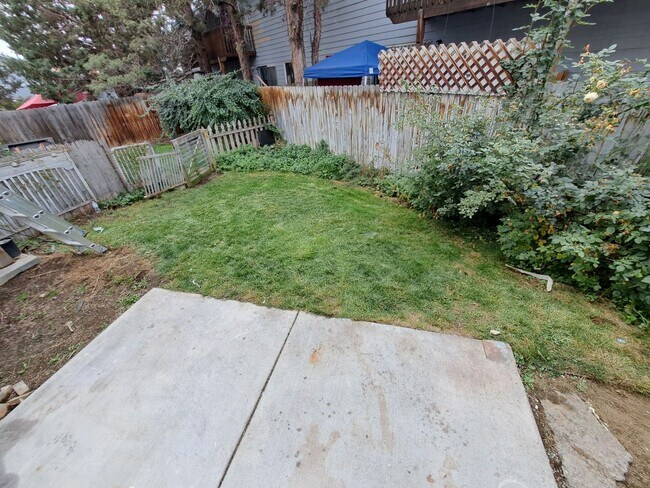 Building Photo - Conveniently Located 1 Bed/1.5 Bath Apartment - NE Bend