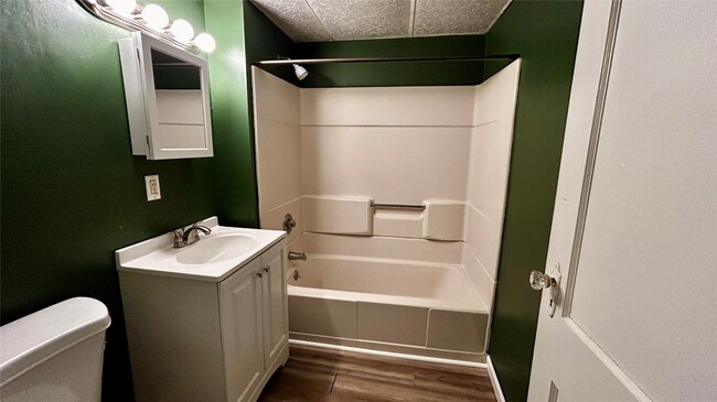 Building Photo - 98 Richard St