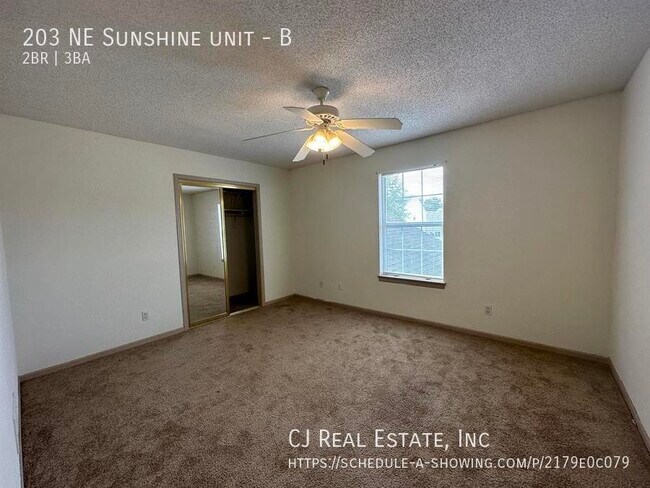 Building Photo - 203 NE Sunshine St