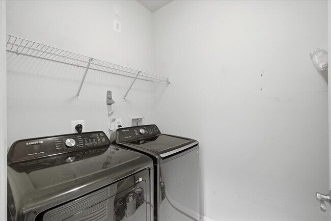 Building Photo - Elegant two bedroom and two bath Condo Living in the Heart of Potomac Falls