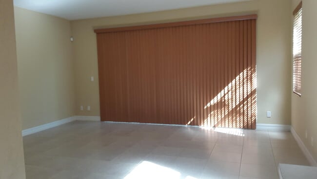 Building Photo - 829 Pipers Cay Dr
