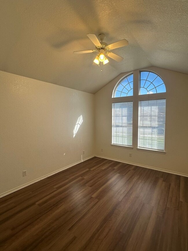 Building Photo - 3 bedrooms PLUS Bonus Room