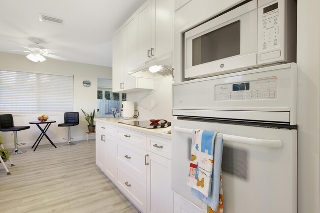 Building Photo - 466 Tequesta Dr