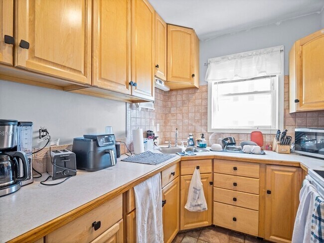 Building Photo - 306 Mott St