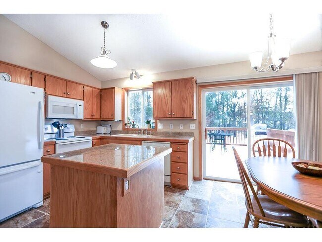 Building Photo - 11186 Woods Edge Ave