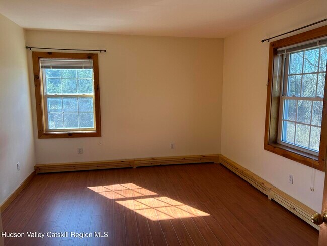 Building Photo - 605 NY-295