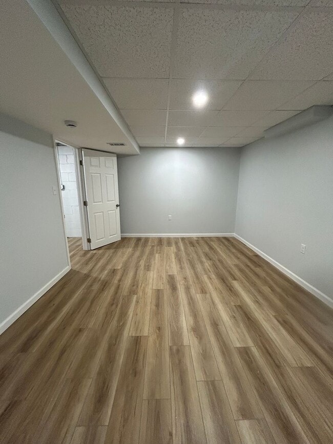 Building Photo - 506 Crescent Boulevard Extension
