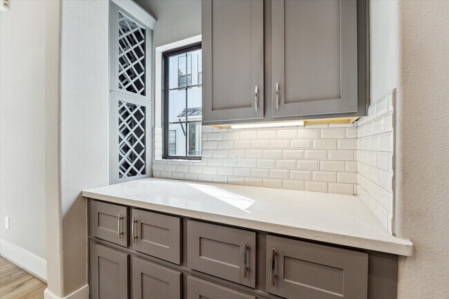 Building Photo - 1214 W 25th St