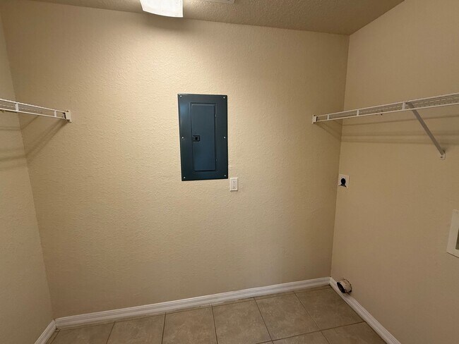 Building Photo - 2 Bedroom/2 Bathroom Apartment