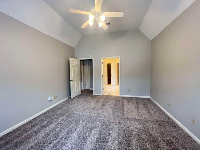 Building Photo - 8570 Meadow Green Dr