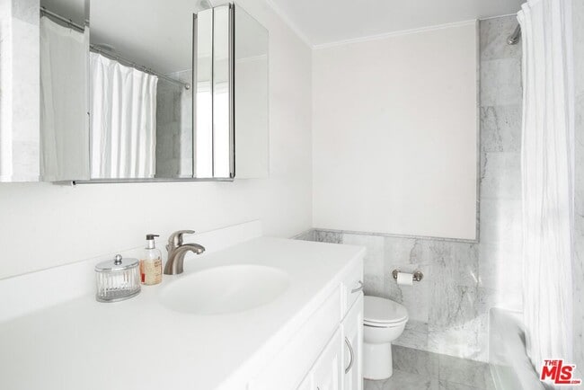 Building Photo - 1131 Alta Loma Rd