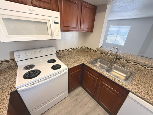 Building Photo - SPACIOUS 2BED/2BATH CONDO IN A GATED COMMUNITY!