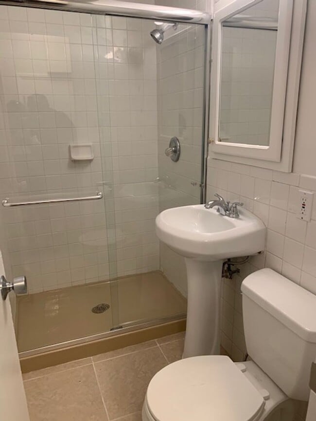 Building Photo - 3 bed 2 bath Ranch w/ finished basement in...