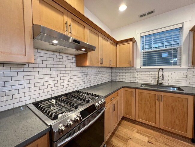 Building Photo - Beautiful 4 Bed, 2.5 Bath Home with Two Car Garage!