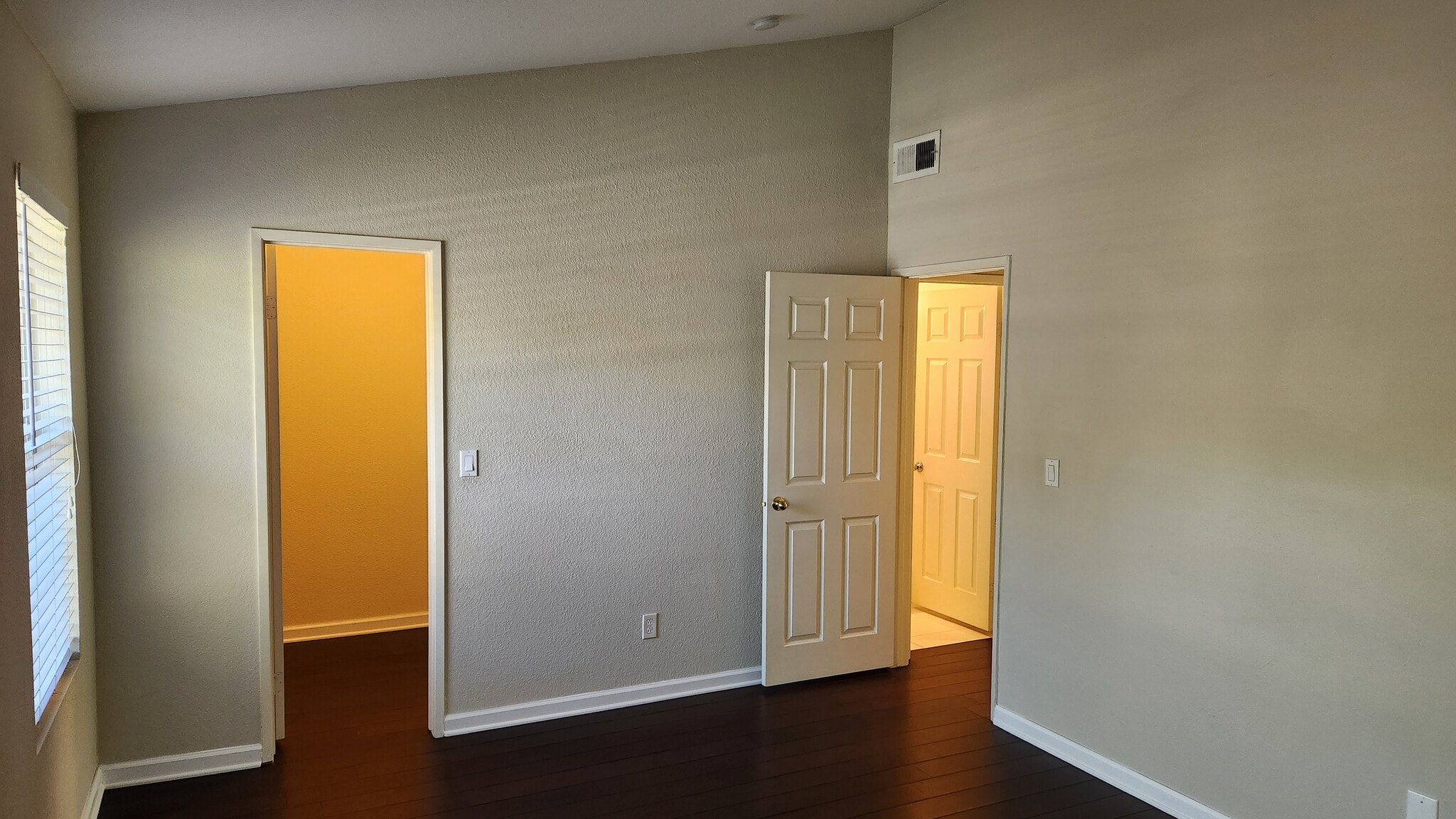 Building Photo - 8170 Mountain View Dr