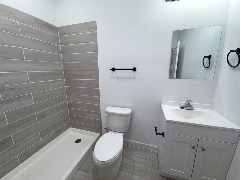 Building Photo - 1501 E Southcross Blvd