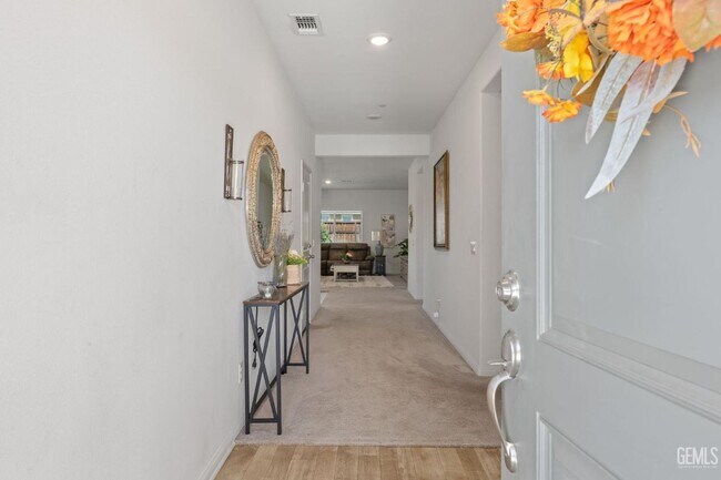 Building Photo - 4 Bed 2 Bath