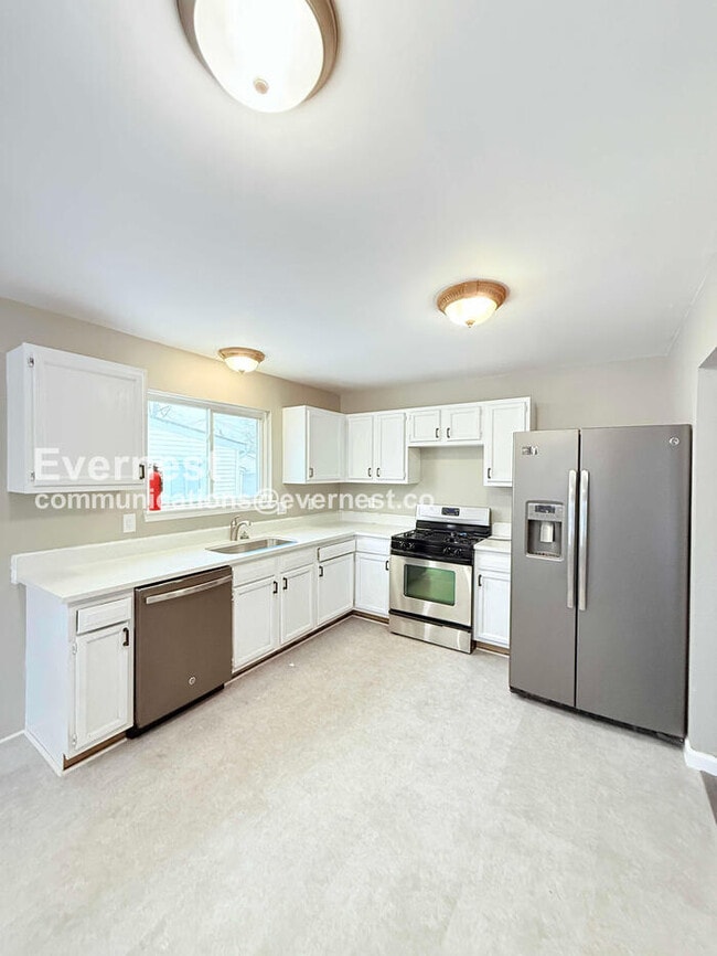 Building Photo - 3 Bed/1 Bath Home with Modern Amenities / Pet-Friendly / Vouchers Accepted / Available Now!