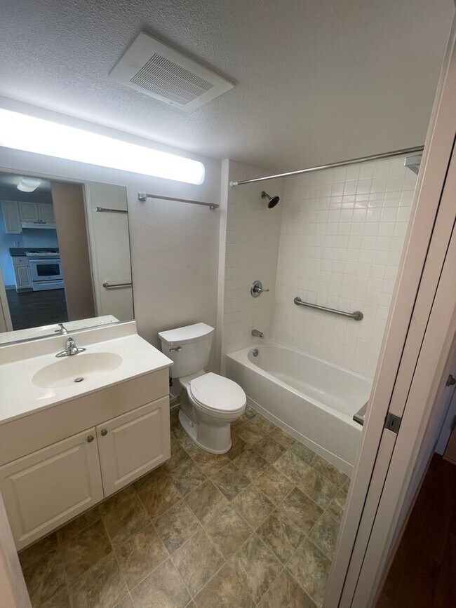 Building Photo - 1 Bed 1 Bath 1 Parking in 801 South! Water & Sewer included!