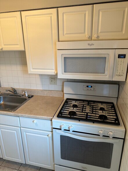 Building Photo - 232 Solon Dr