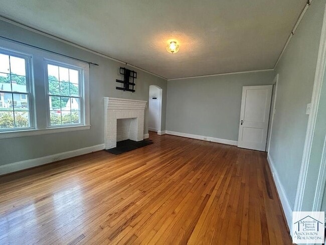 Building Photo - 1118 Oakgrove Ave