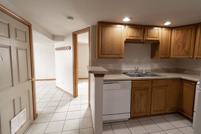 Building Photo - 5 Bed 2 Bath House