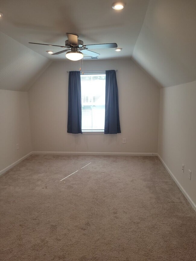 Building Photo - Lovely townhome in Stonehouse