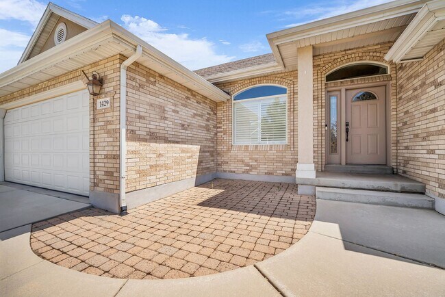 Building Photo - Spacious 7 Bed Kaysville Home with Two Kitchens