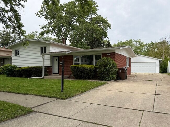 Building Photo - 705 W Fitzhenry Ct