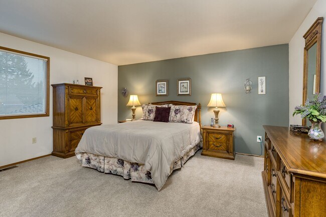 Building Photo - Lea Hill beautiful home - 4 bedroom 2.5 baths with 3 car garage & AC - A must see - Available Apr...